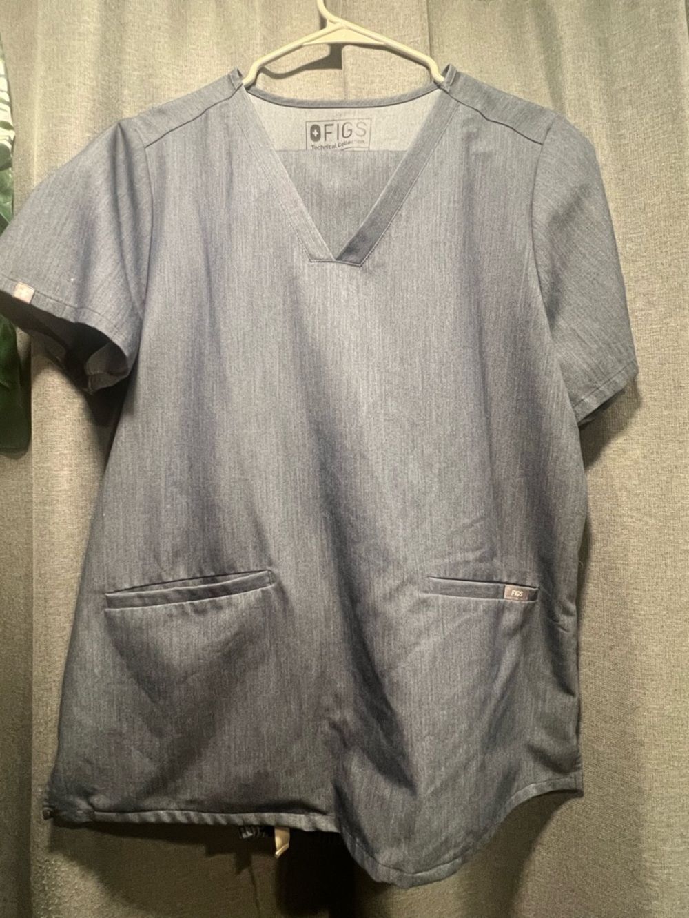 FIGS Men’s V-Neck Scrub Top in Indigo Blue